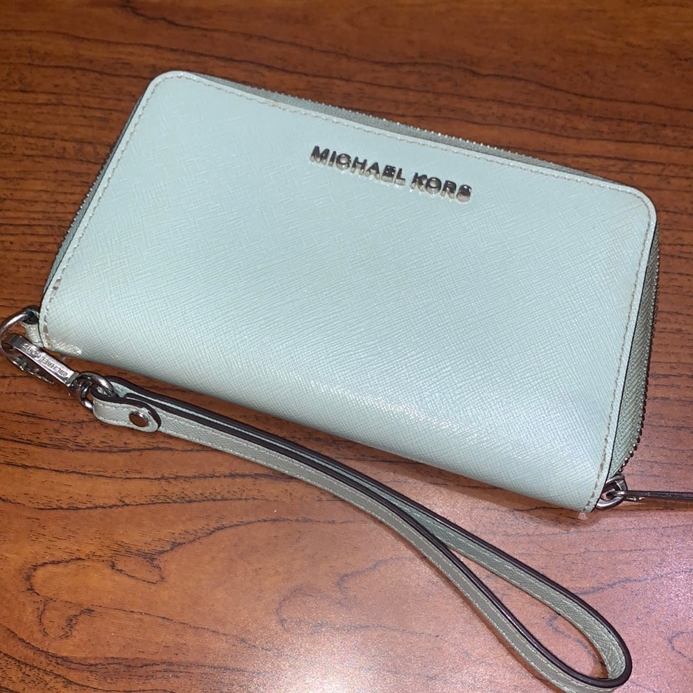 Michale kors wristlet wallet